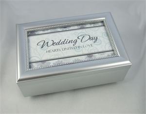 wedding day music box with daisies